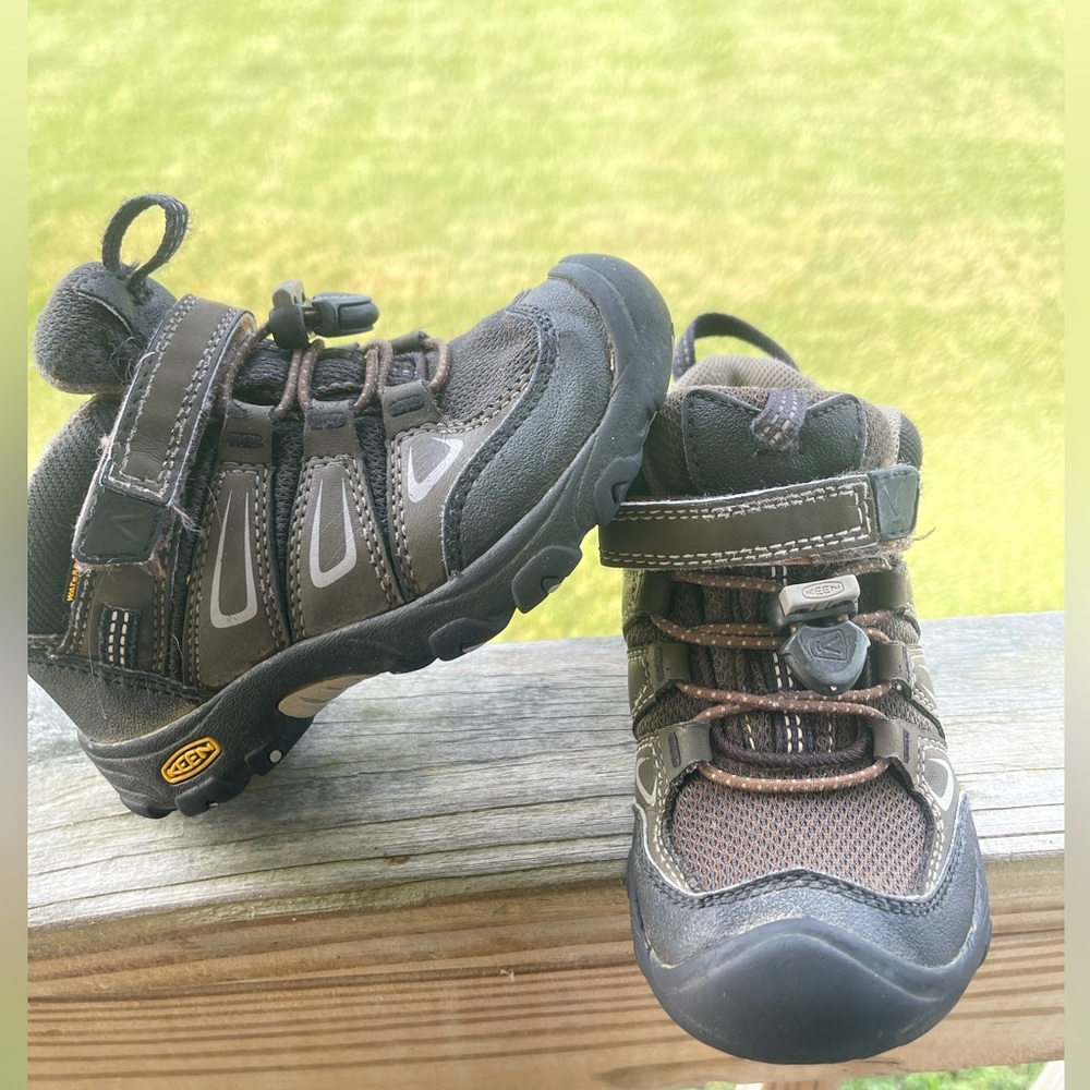 Toddler Hiking boots. Keen size 8